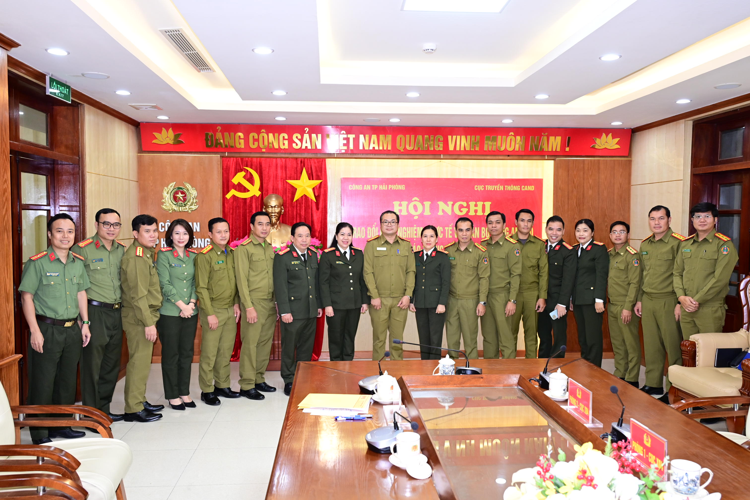 Trao đổi kinh nghiệm thực tế với cán bộ Công an nước Cộng hòa Dân chủ Nhân dân Lào về công tác thông tin, tuyên truyền tại Công an thành phố